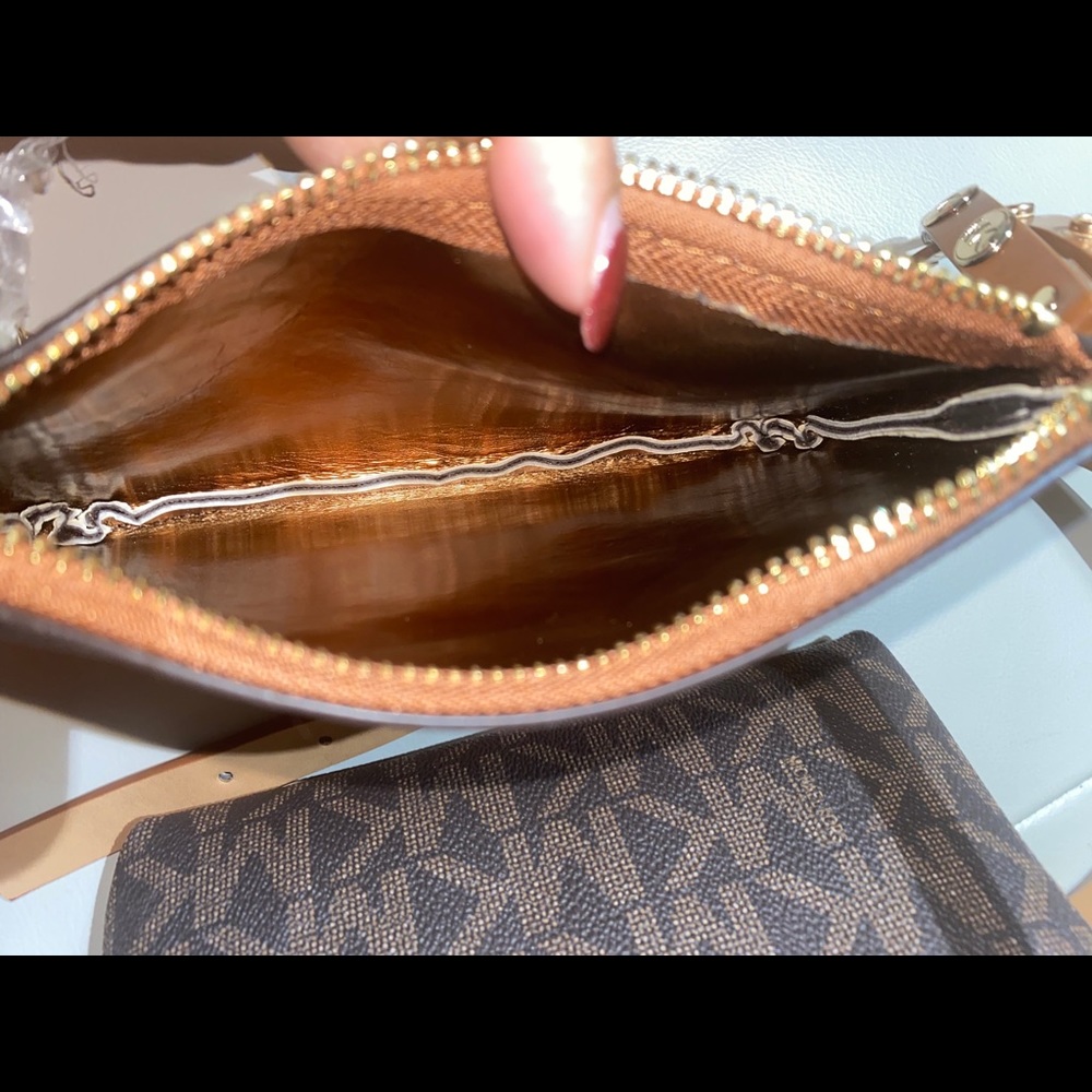 Genuine Michael Kors Belted bag🔴 - Picture 4 of 4